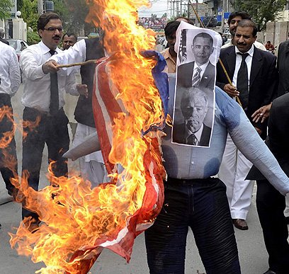 "אובמה" מועלה באש בפקיסטן (צילום: AFP) (צילום: AFP)