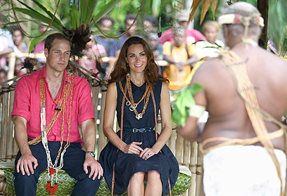 קייט וויליאם מתקבלים באיי שלמה (צילום: AP) (צילום: AP)