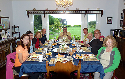 החבורה בארוחת בוקר בבית על הצוק (צילום: רפי אהרונוביץ') (צילום: רפי אהרונוביץ')