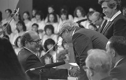 חיים חפר מקבל את פרס ישראל מידי הנשיא יצחק נבון ב-1983 (צילום: יעקב סער, לע"מ) (צילום: יעקב סער, לע