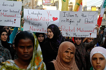הפגנה של תומכי חיזבאללה בלבנון, אתמול. "איסלאם היא דת של שלום" (צילום: AP) (צילום: AP)