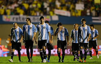 הארגנטינים יוצאים עם הראש למטה מברזיל (צילום: AP) (צילום: AP)
