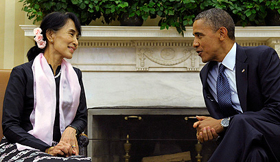 הנשיא העריך את אומץ הלב של מנהיגת האופוזיציה. אובמה וסו צ'י (צילום: AP) (צילום: AP)