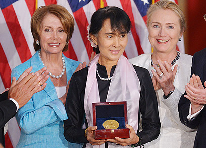 ב-2008 לא יכלה להגיע משום שהייתה במעצר בית. סו צ'י, קלינטון ופלוסי (צילום: AFP) (צילום: AFP)