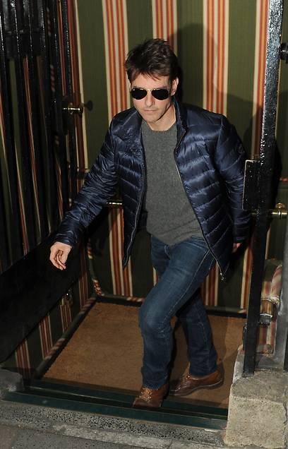 איך הוא ראה שם משהו? טום קרוז יוצא מהמועדון בלונדון (צילום: splashnews) (צילום: splashnews)