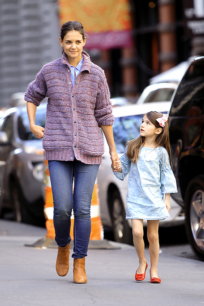 אמא, איפה אבא? קייטי הולמס וסורי קרוז השבוע בניו יורק (צילום: splashnews) (צילום: splashnews)