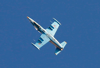 מגבירים התקיפות האוויריות נגד מעוזי המורדים. מטוס סורי מעל חלב (צילום: רויטרס) (צילום: רויטרס)
