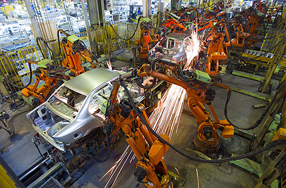 מפעל רכב באיראן. פז'ו סיטרואן הפסיקה לשלוח חלקים (צילום: רויטרס) (צילום: רויטרס)