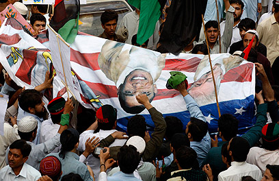 הפגנה בפקיסטן. אובמה גינה בטלוויזיה (צילום: AP) (צילום: AP)