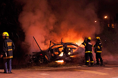 כבאים מכבים את הרכב לאחר הפיצוץ, אמש (צילום: גלעד רדט) (צילום: גלעד רדט)