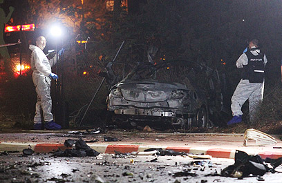 מעוצמת הפיצוץ, הועף הרכב אל צד הכביש (צילום: עידו ארז) (צילום: עידו ארז)