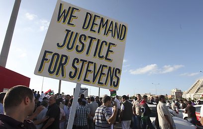 ההפגנה בבנגזי. "דורשים צדק לסטיבנס" (צילום: AP) (צילום: AP)