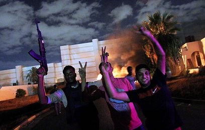 המפגינים חוגגים לאחר הפשיטה על מחנה "אנסר אל-שריעה" (צילום: AFP) (צילום: AFP)