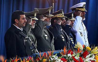 נשיא איראן אחמדינג'אד צופה על מצעד צבאי. גם איראן שולחת מסרים ()