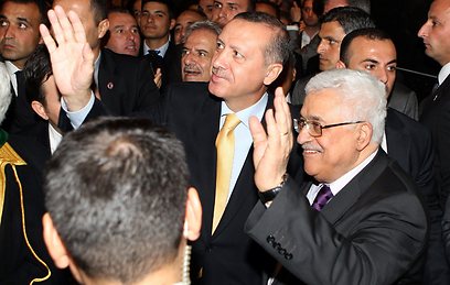 ראש ממשלת טורקיה עם נשיא הרשות הפלסטינית, אבו מאזן (צילום: EPA) (צילום: EPA)