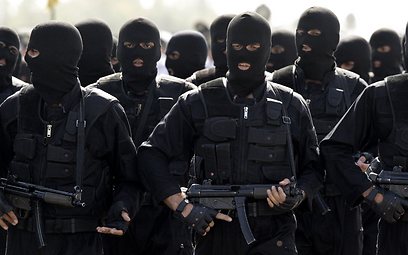 אנשי היחידות המיוחדות של צבא איראן (צילום: AP) (צילום: AP)