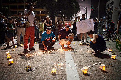 מדליקים נרות בצורת שעון בתל-אביב  (צילום: AP) (צילום: AP)
