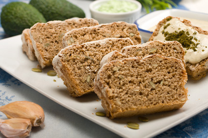 לחם קל עם ממרח אבוקדו וטופו או טחינה ירוקה (צילום: ראובן אילת) (צילום: ראובן אילת)