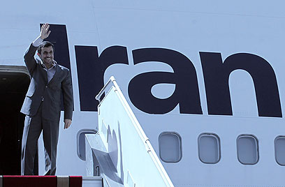 המפגינים מחכים לו. אחמדינג'אד עולה על הטיסה לניו יורק (צילום: AFP) (צילום: AFP)