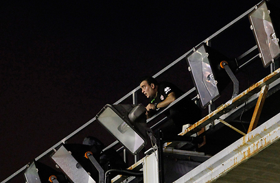 מטפלים בתקלה בתאורה באצטדיון בויאקנו  (צילום: רויטרס) (צילום: רויטרס)