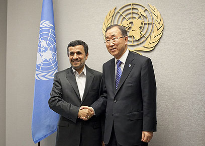 אחמדינג'אד ומזכ"ל האו"ם בניו יורק (צילום: AFP) (צילום: AFP)
