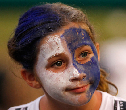 אוהדת נבחרת ישראל ביציע. עצוב (צילום: AP) (צילום: AP)