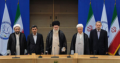 חמינאי (במרכז) וצמרת ההנהגה האיראנית (צילום: AP) (צילום: AP)