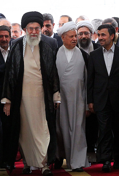 מנהיג איראן חמינאי עם הנשיא מחמוד אחמדינג'אד (צילום: AP) (צילום: AP)