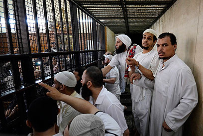 המורשעים בתא בבית המשפט (צילום: רויטרס) (צילום: רויטרס)