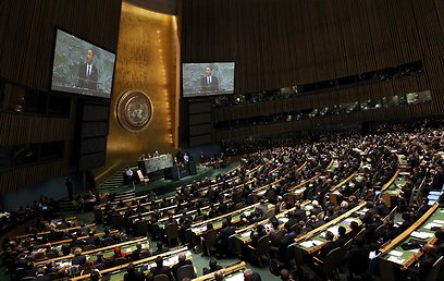צופים בנאום אובמה בפתח עצרת האו"ם (צילום: רויטרס) (צילום: רויטרס)