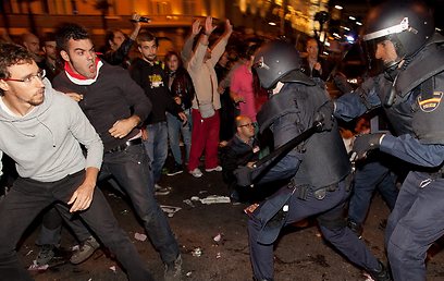המפגינים יידו אבנים, השוטרים ירו כדורי גומי (צילום: Getty Images) (צילום: Getty Images)
