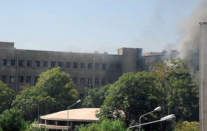 עשן מיתמר מעל בניין מפקדת הצבא הסורי (צילום: AP) (צילום: AP)