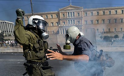 גז מדמיע באתונה (צילום: AFP) (צילום: AFP)