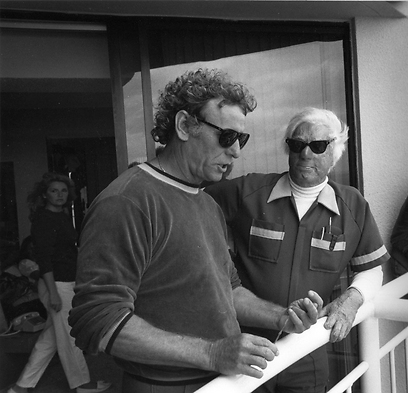 לארי פאוול (מימין) על הסט של הסרט "סטיק" מ-1985 ()