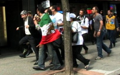 תיעוד הדיפלומט חומק מהמפגינים שמקיפים אותו  (צילום: AP) (צילום: AP)