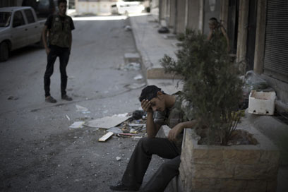 אחד המורדים שאיבד חבר קרוב בלחימה בחלב (צילום: AFP) (צילום: AFP)