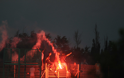 אוהדי מכבי חיפה במפגן התמיכה באימון הערב (צילום: ראובן כהן) (צילום: ראובן כהן)