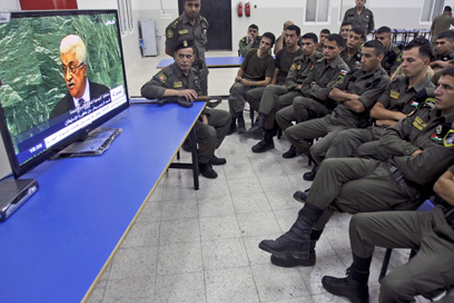 צופים בנאום אבו מאזן ברמאללה (צילום: AP) (צילום: AP)