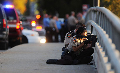 שוטרים ליד בניין החברה (צילום: AP) (צילום: AP)