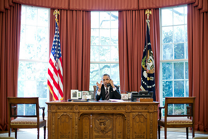 אובמה בזמן שיחתו עם נתניהו הערב, כפי שפרסם הבית הלבן (צילום: פיטר סאוזה) (צילום: פיטר סאוזה)