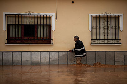 מים בוציים ברחובות ספרד (צילום: AFP) (צילום: AFP)