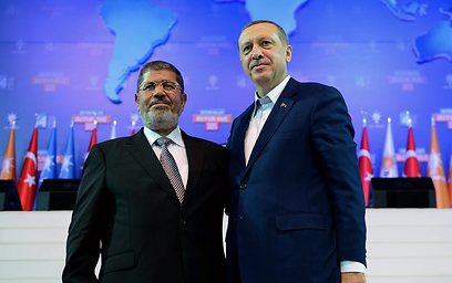 ראש ממשלת טורקיה ארדואן עם נשיא מצרים האיסלאמיסט מורסי (צילום: AP) (צילום: AP)