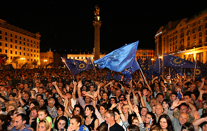 רוצים שינוי. תומכים של גוש האופוזיציה בטביליסי (צילום: AP  ) (צילום: AP  )