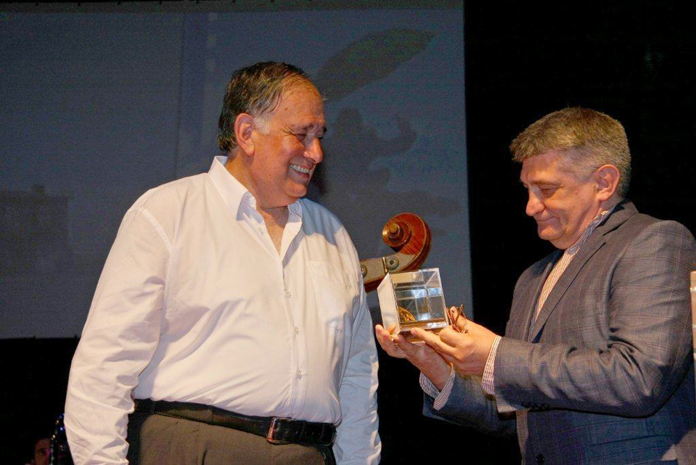 ראש עיריית חיפה יונה יהב מעניק לאלכסנדר סוקורוב את הפרס (צילום: גוסטבו הוכמן) (צילום: גוסטבו הוכמן)
