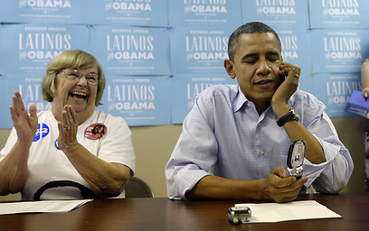 אובמה מתקשר לבוחרים באירוע בחירות של הקהילה ההיספנית (צילום: AP) (צילום: AP)