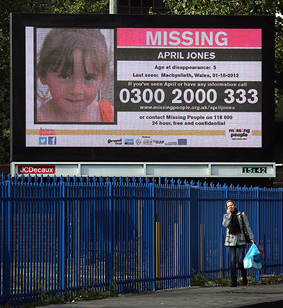 שלט הקורא למסור מידע על הילדה שנעלמה (צילום: gettyimages) (צילום: gettyimages)