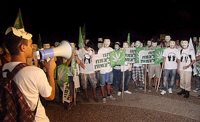 Tel Aviv rally calling to legalize marijuana (Photo: Moti Kimchi)