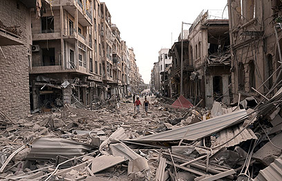 בניינים קרסו על יושביהם. אזור כיכר סעד אללה אל-ג'אברי בחלב (צילום: AP) (צילום: AP)