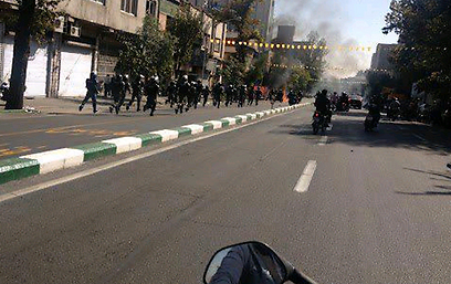 ובינתיים, עימותים בין שוטרים למפגינים על רקע הצניחה בשער הריאל ()