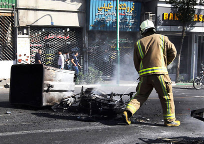 המפגינים העלו באש פחים (צילום: AFP) (צילום: AFP)